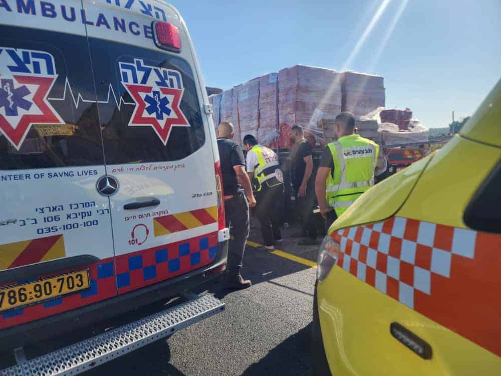מתנדבי הצלה מעניקים טיפול רפואי