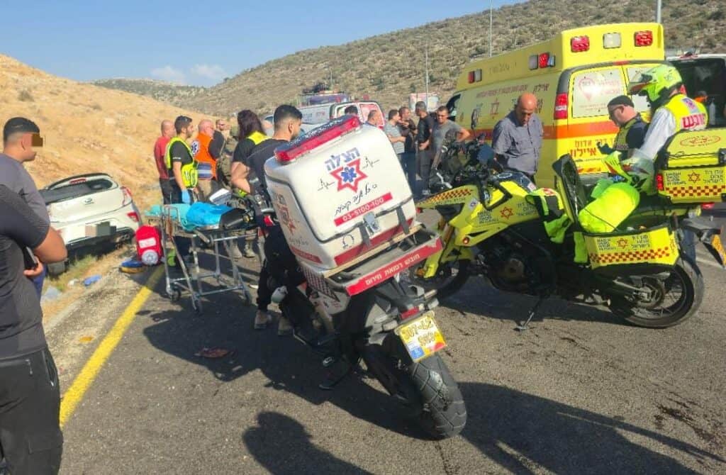 מתנדבי הצלה מעניקים טיפול רפואי