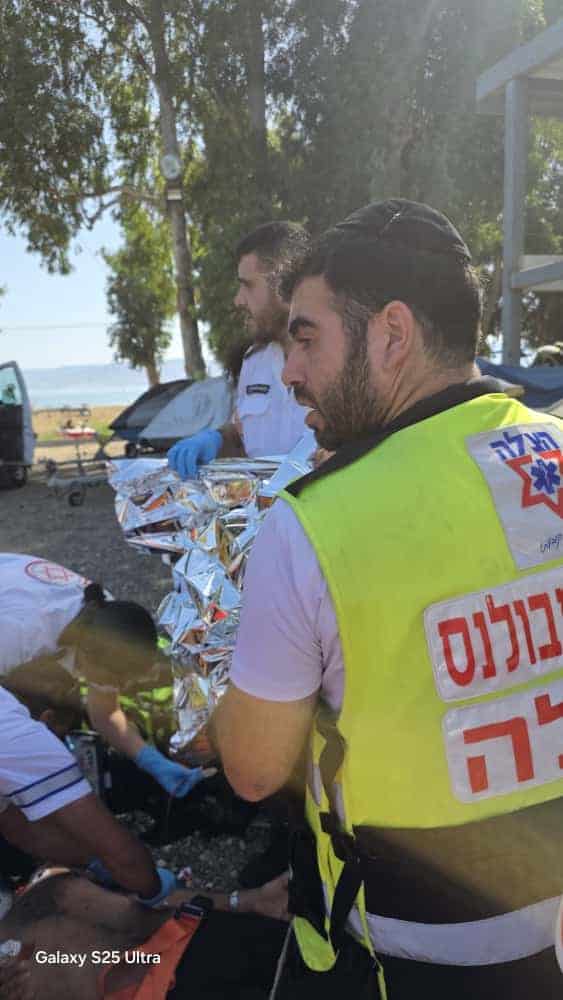 מתנדבי הצלה מעניקים טיפול רפואי