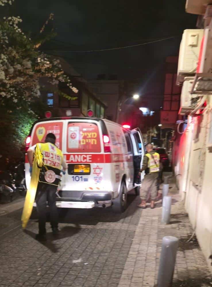 מתנדבי הצלה מעניקים טיפול רפואי