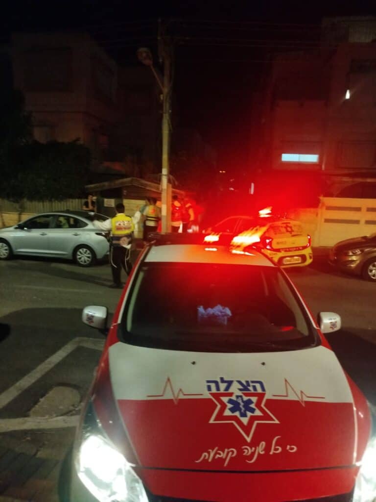 מתנדבי הצלה מעניקים טיפול רפואי