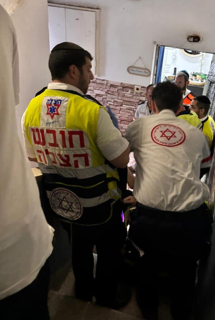 מתנדבי הצלה מעניקים טיפול רפואי