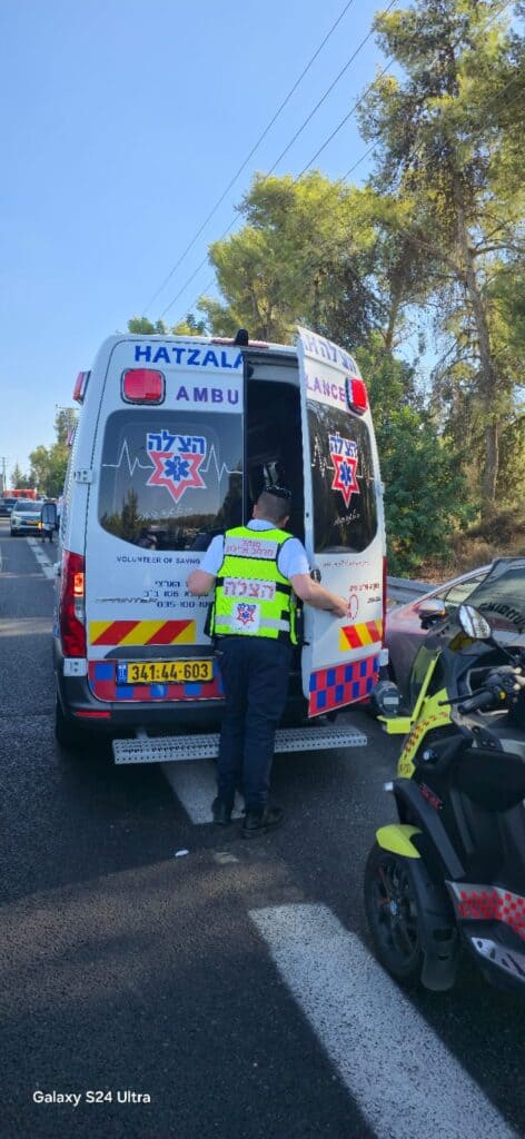 מתנדבי הצלה מעניקים טיפול רפואי