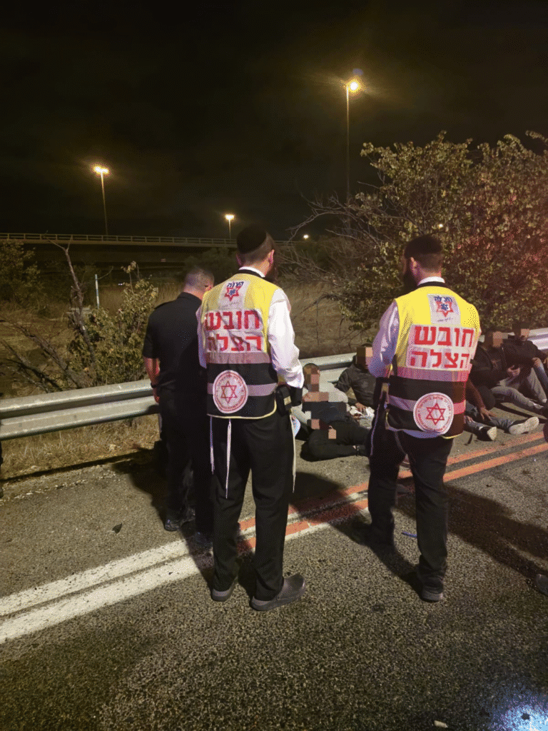 מתנדבי הצלה מעניקים טיפול רפואי