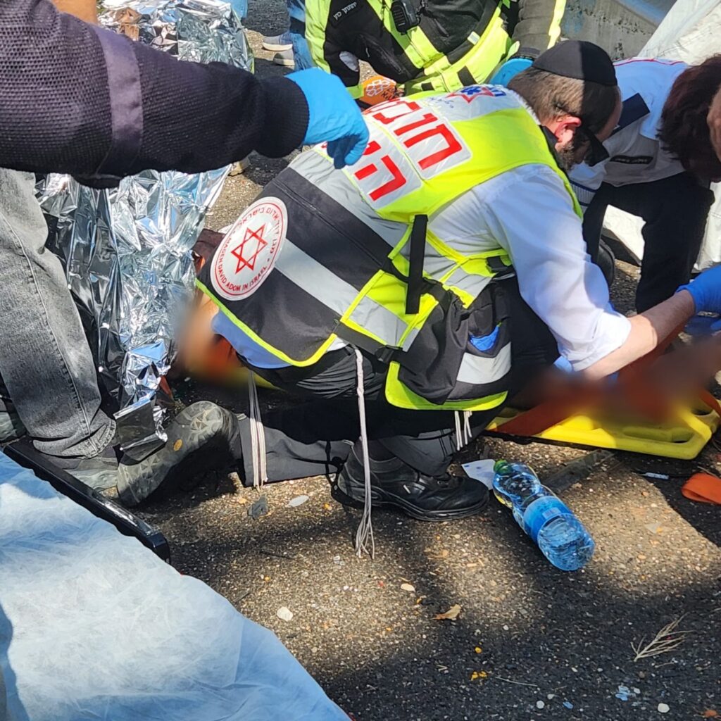 מתנדבי הצלה מעניקים טיפול רפואי בזירת תאונת דרכים