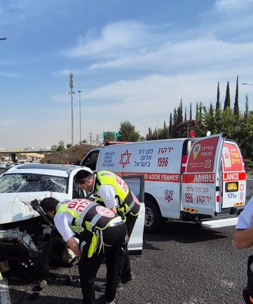 מתנדבי הצלה מעניקים טיפול רפואי בזירת תאונת דרכים