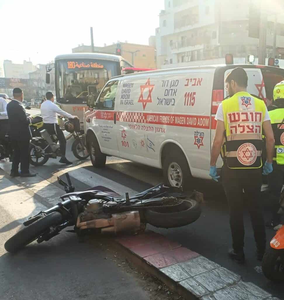 מתנדבי הצלה מעניקים טיפול רפואי בזירת תאונת דרכים