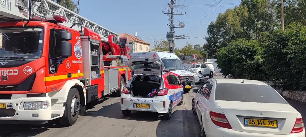 מתנדבי הצלה מעניקים טיפול רפואי בזירת שריפה עם לכודים