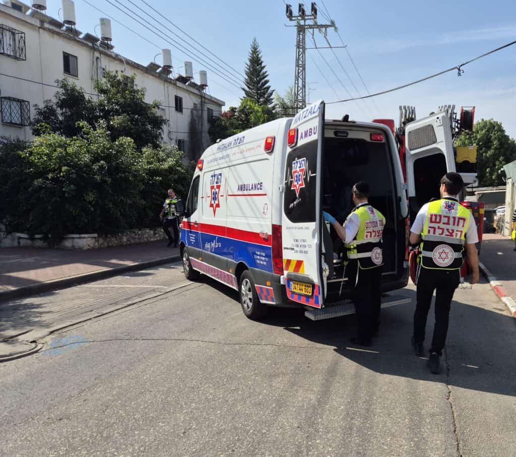 מתנדבי הצלה מעניקים טיפול רפואי בזירת שריפה עם לכודים