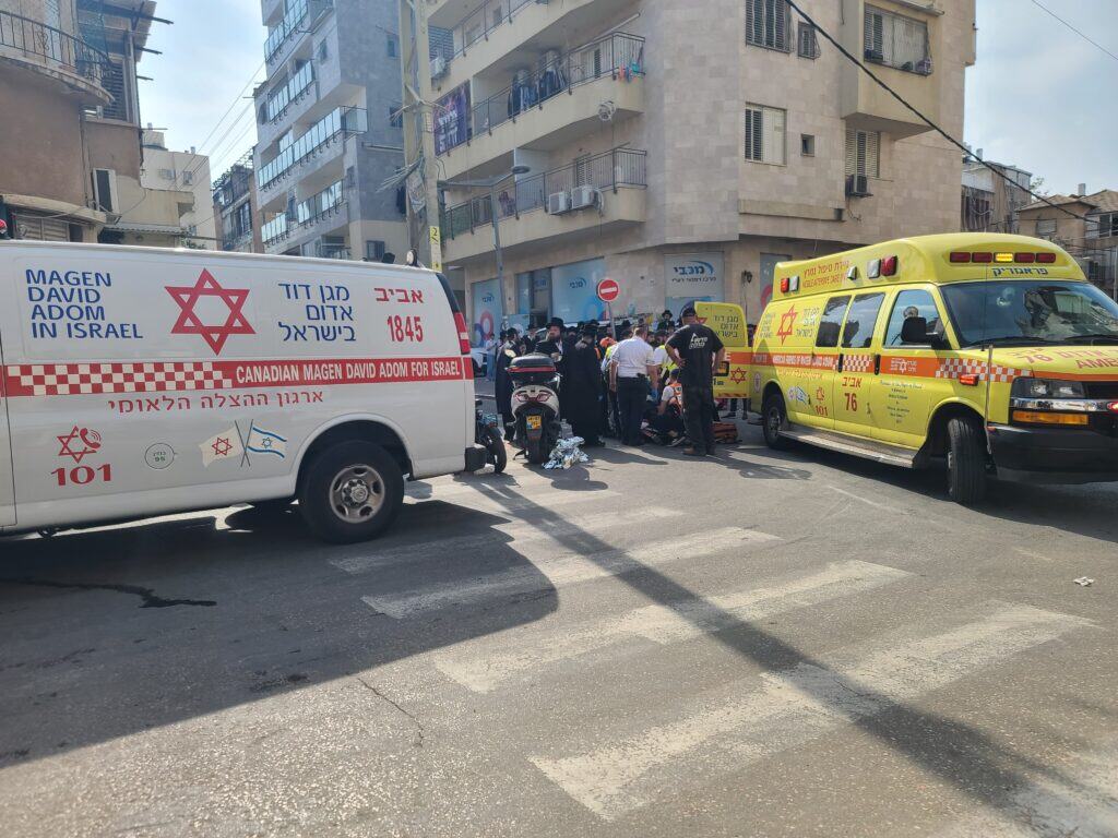 כונני הצלה מבצעים פעולות החייאה על גבר כבן 55 שהתמוטט ברחוב