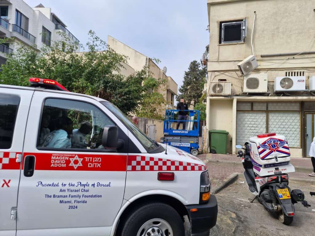 מתנדבי הצלה מעניקים טיפול רפואי