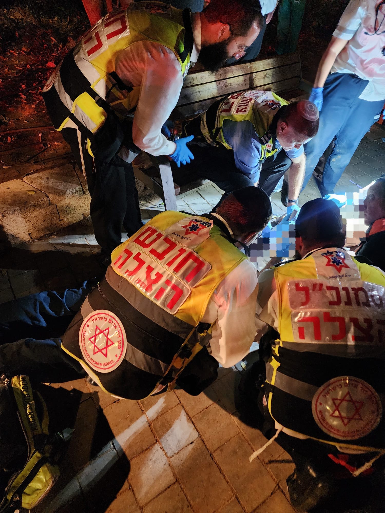 כונני הצלה מבצעים פעולות החייאה בגבר כבן 84