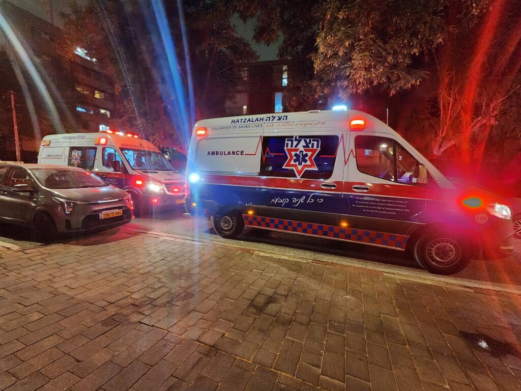 כונני הצלה מבצעים פעולות החייאה בגבר כבן 84