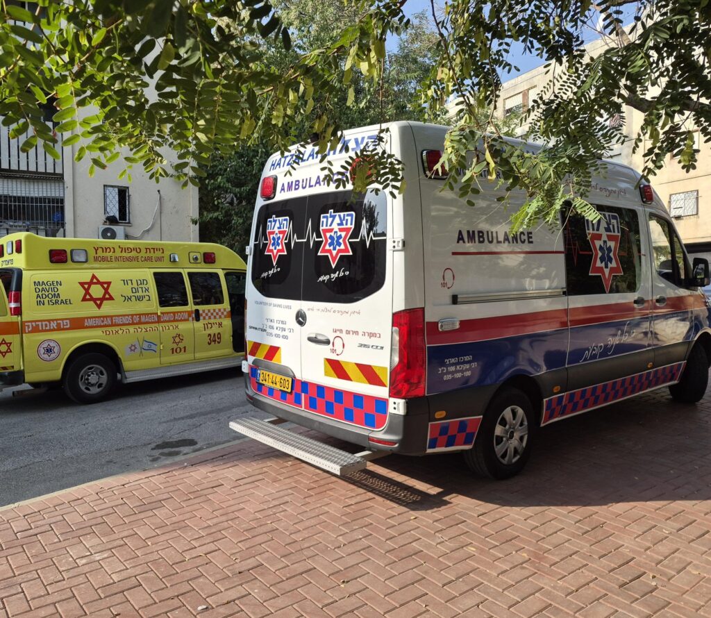 מתנדבי הצלה מעניקים טיפול רפואי בפציעה קשה