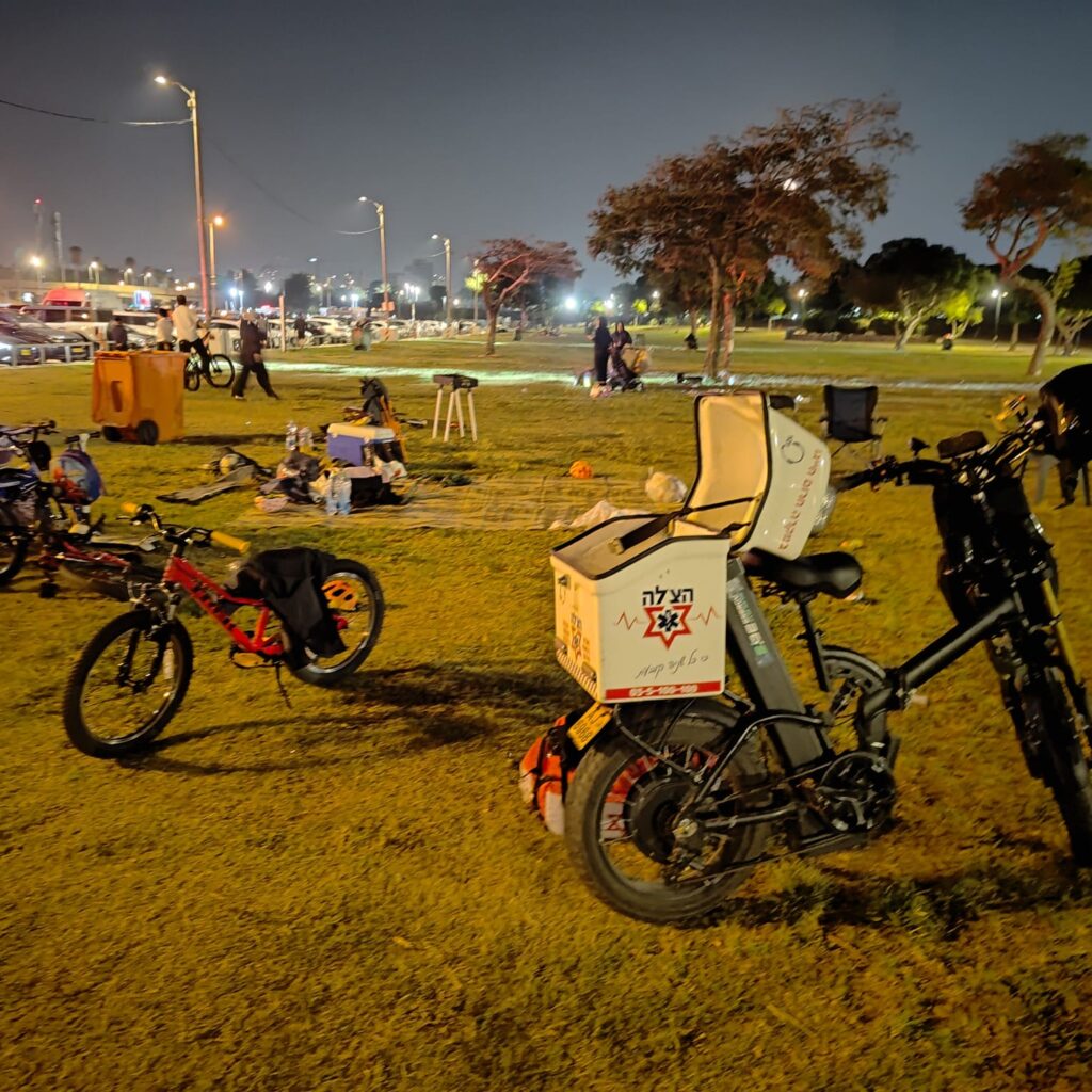 מתנדבי הצלה מעניקים טיפול רפואי בזירת ירי