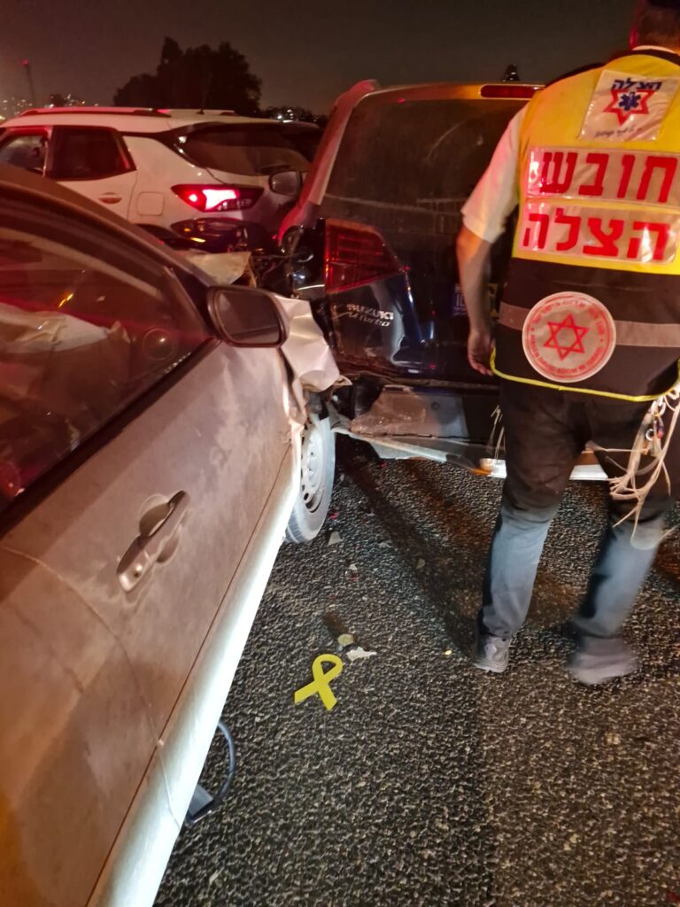 מתנדבי הצלה מעניקים טיפול רפואי בזירת תאונת דרכים
