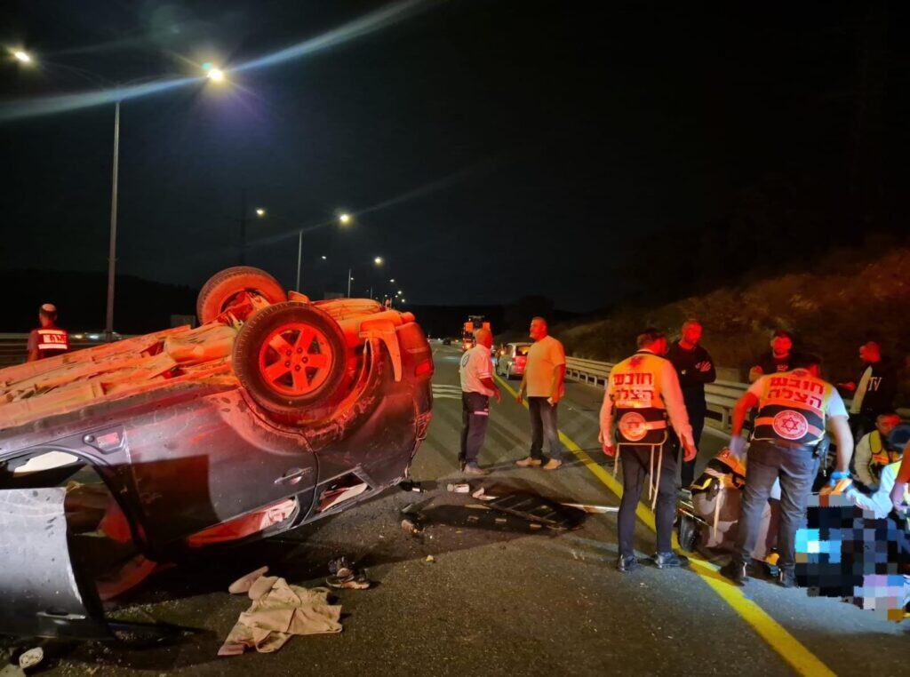 מתנדבי הצלה מעניקים טיפול רפואי בזירת תאונת דרכים