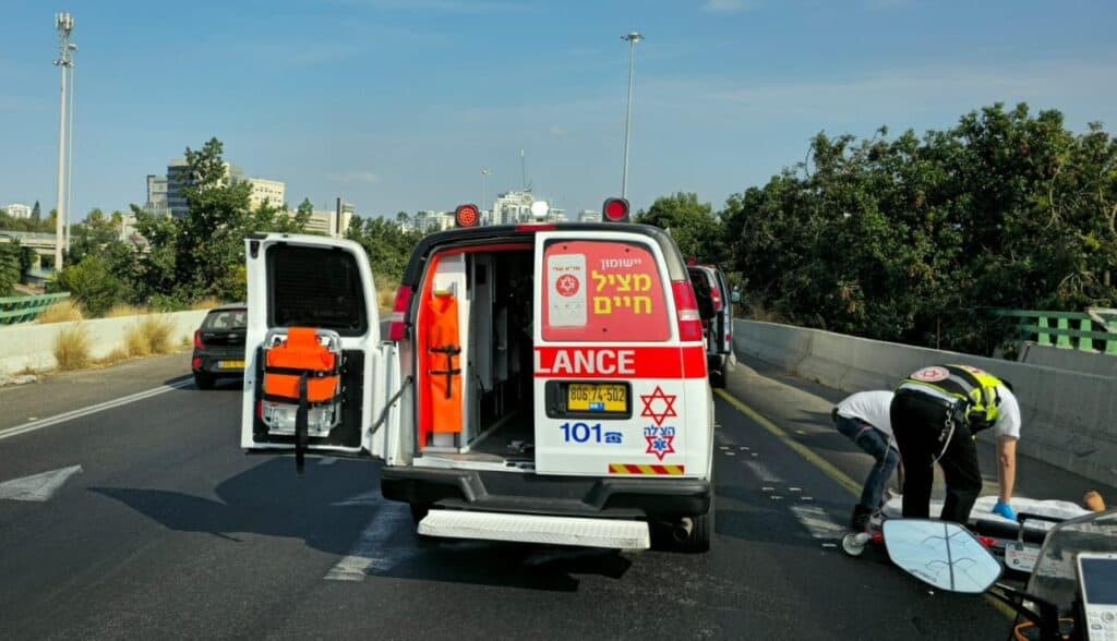 מתנדבי הצלה מעניקים טיפול רפואי בזירת תאונת דרכים