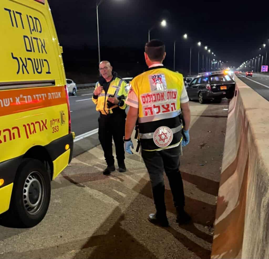 מתנדבי הצלה מעניקים טיפול רפואי בזירת תאונת דרכים
