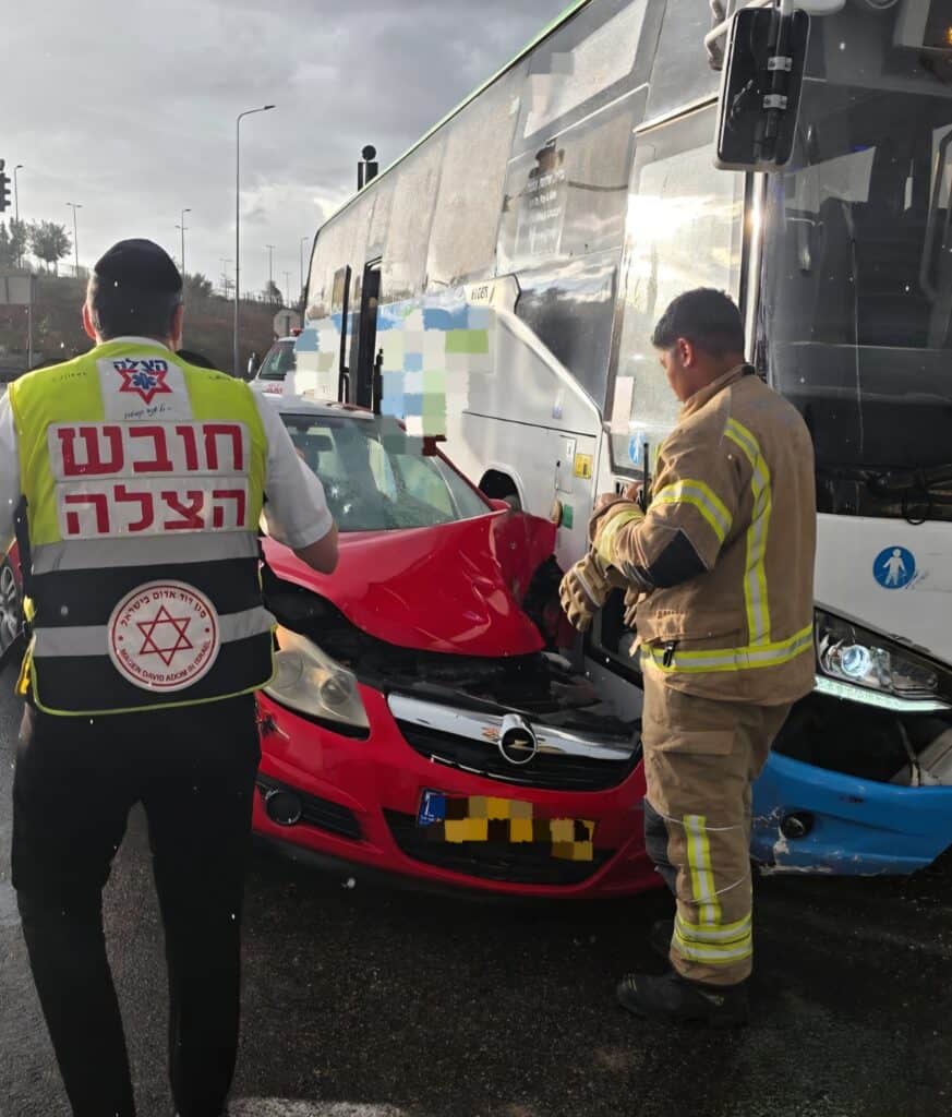 מתנדבי הצלה מעניקים טיפול רפואי בזירת תאונת דרכים