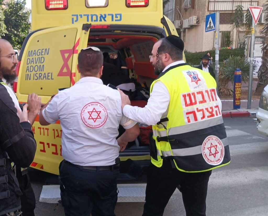 מתנדבי הצלה מעניקים טיפול רפואי