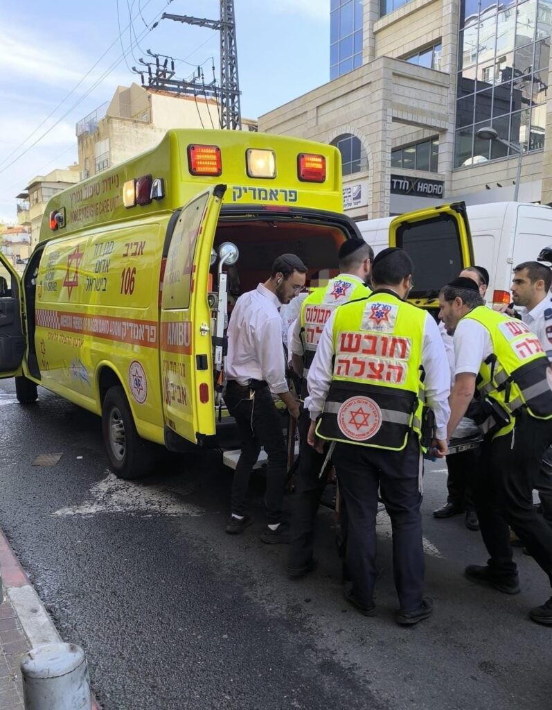 מתנדבי הצלה מעניקים טיפול רפואי בזירת תאונת דרכים