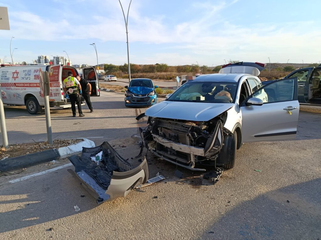 מתנדבי הצלה מעניקים טיפול רפואי בזירת תאונת דרכים