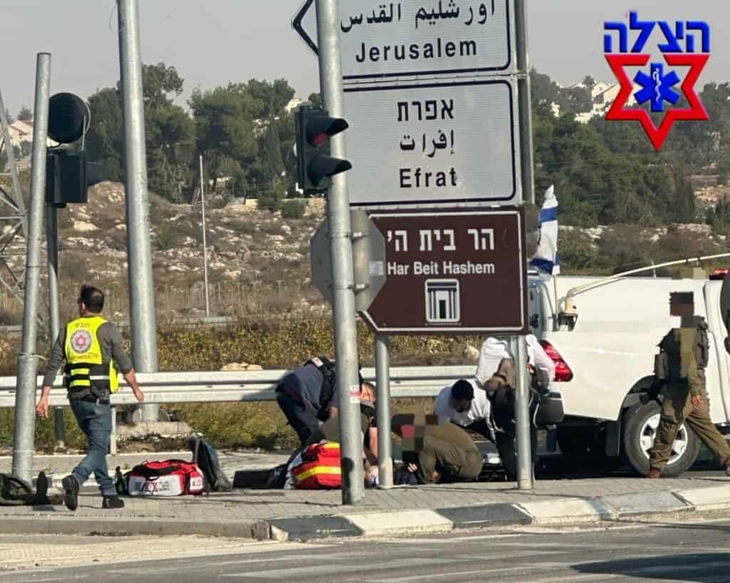 מתנדבי הצלה מעניקים טיפול רפואי בזירת תאונת פיגוע משולב ירי ודקירות