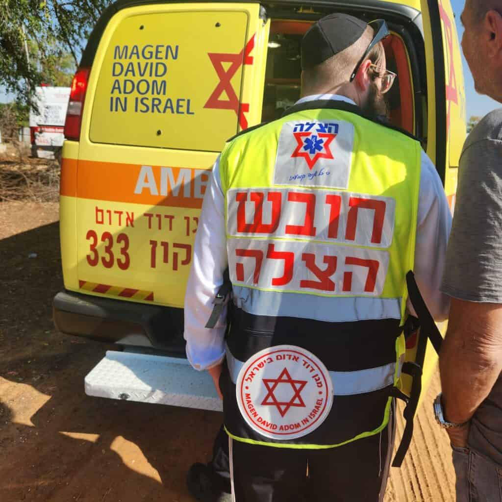 מתנדבי הצלה מעניקים טיפול רפואי בקריאת חירום