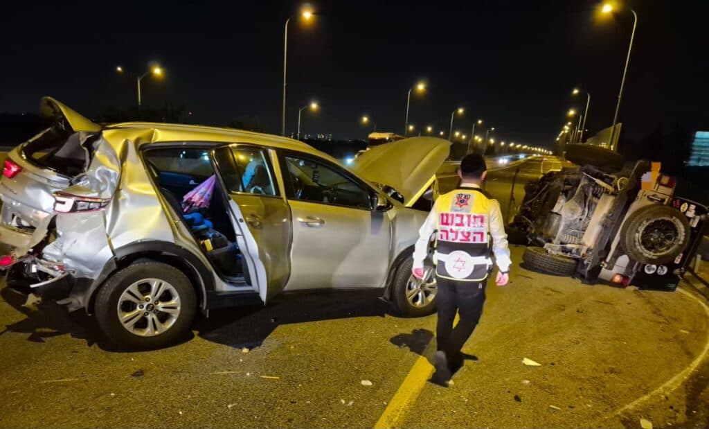 מתנדבי הצלה מעניקים טיפול רפואי בזירת תאונת דרכים
