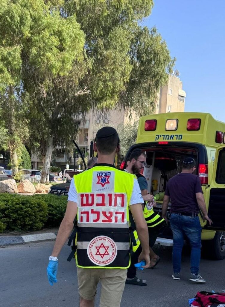 מתנדבי הצלה מעניקים טיפול רפואי בזירת תאונת דרכים