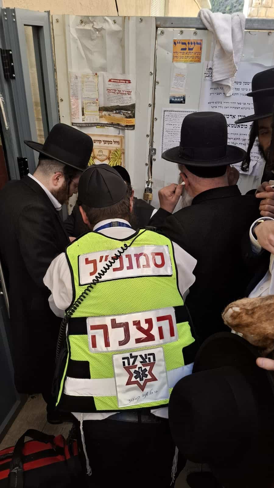 מתנדבי הצלה מאבטחים ומעניקים טיפול רפואי במירון