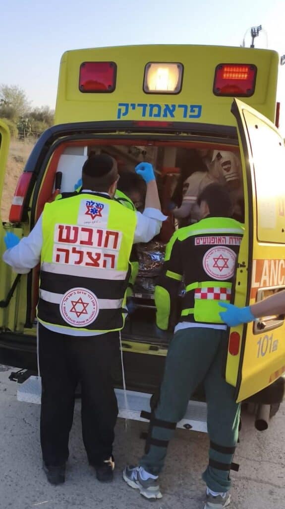 מתנדבי הצלה מעניקים טיפול רפואי בזירת תאונת דרכים