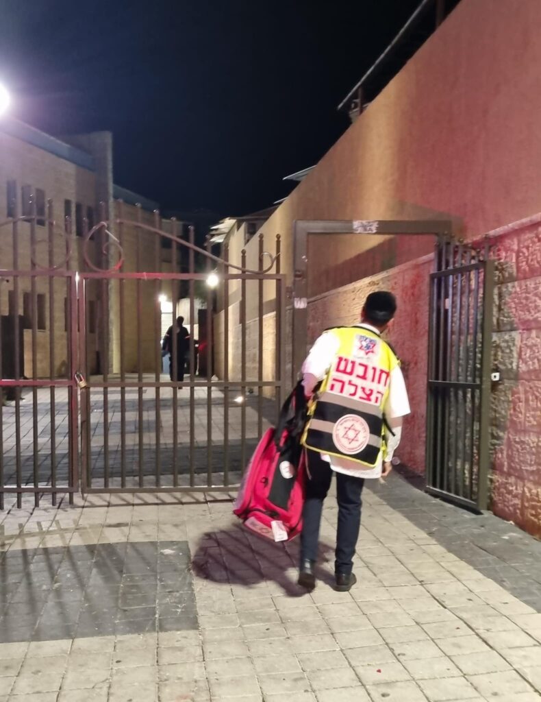 מתנדב הצלה מעניק טיפול רפואי