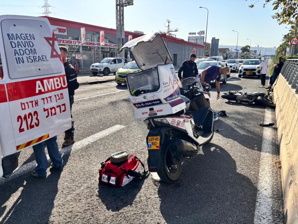 מתנדבי הצלה מעניקים טיפול רפואי בזירת תאונת דרכים