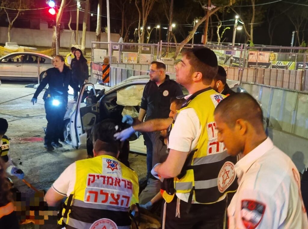 מתנדבי הצלה מעניקים טיפול רפואי בזירת תאונת דרכים