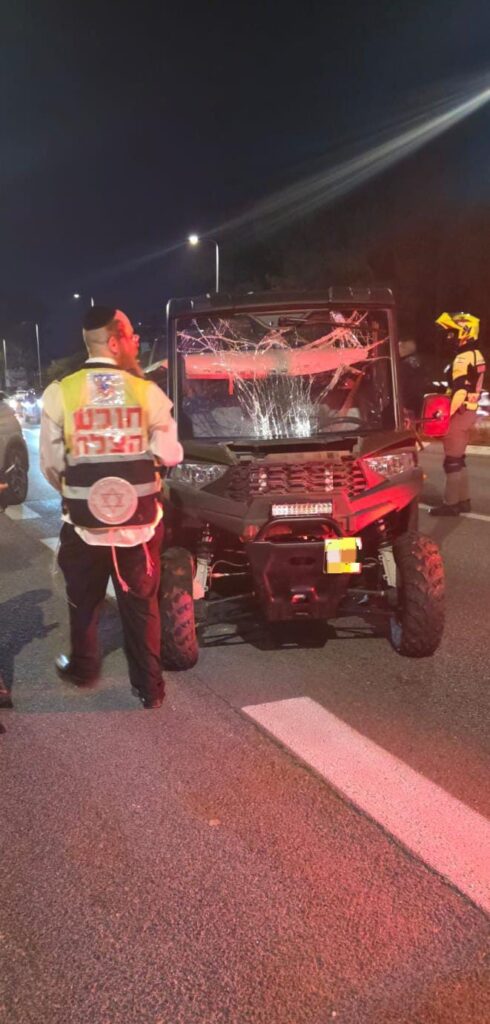 מתנדבי הצלה מעניקים טיפול רפואי בזירת תאונת דרכים