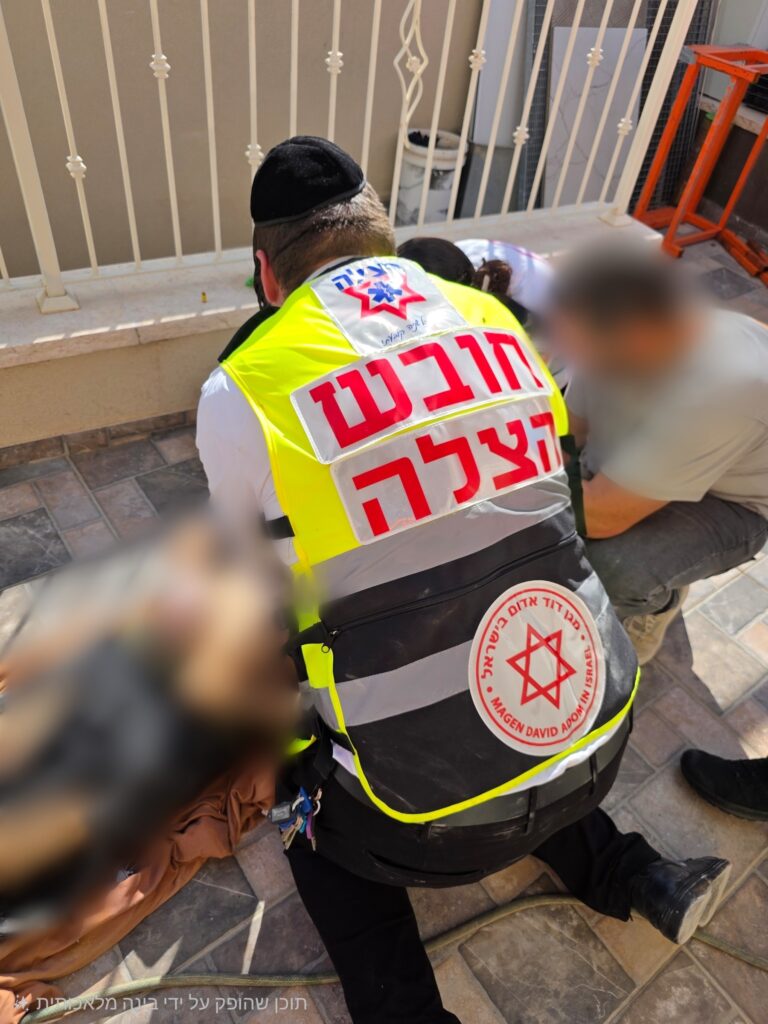 מתנדבי הצלה מעניקים טיפול רפואי בזירת פציעה קשה לפועל כבן 61