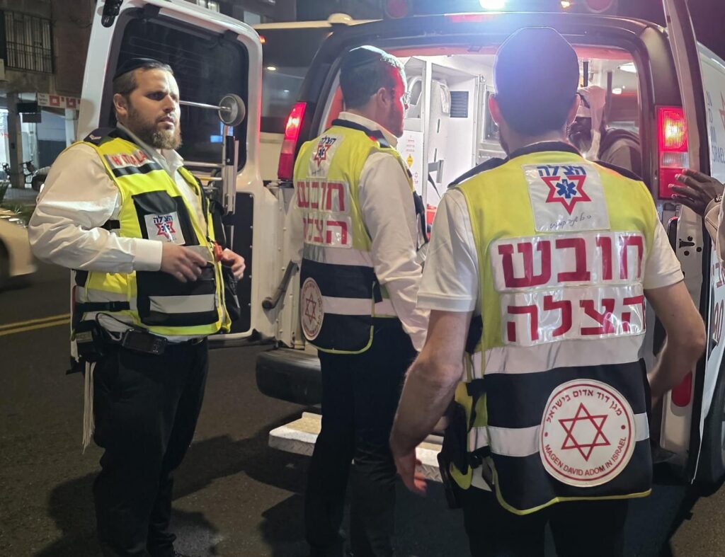 מתנדבי הצלה מעניקים טיפול רפואי לאדון שנפגע מאלימות