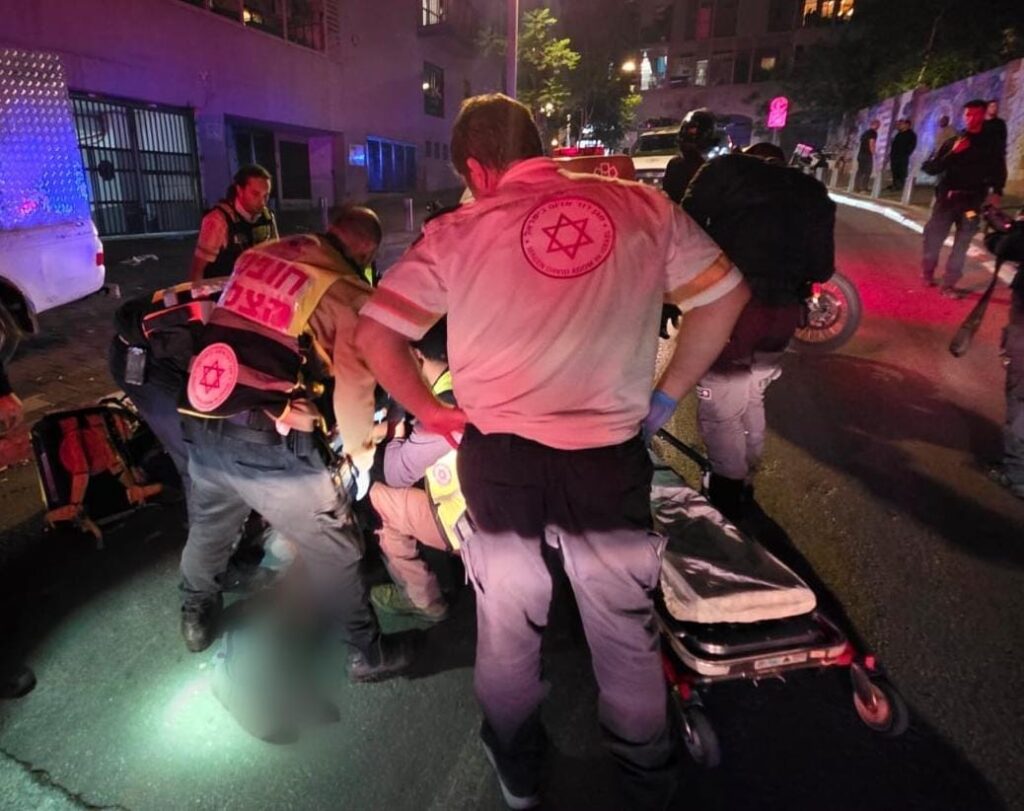מתנדבי הצלה מעניקים טיפול רפואי באירוע אלימות
