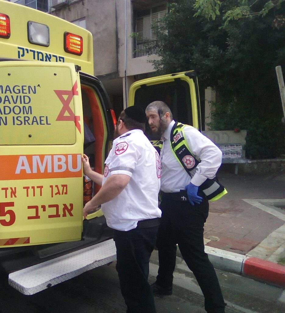 מתנדבי הצלה מעניקים טיפול רפואי בפציעה קשה