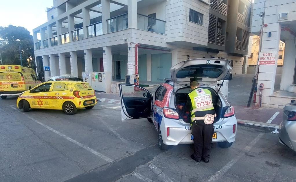 מתנדבי הצלה מעניקים טיפול רפואי באירוע טראגי