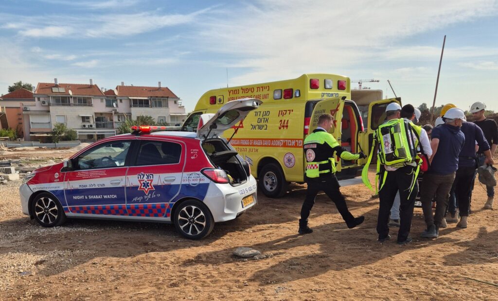 מתנדבי הצלה מעניקים טיפול רפואי בזירת תאונת עבודה