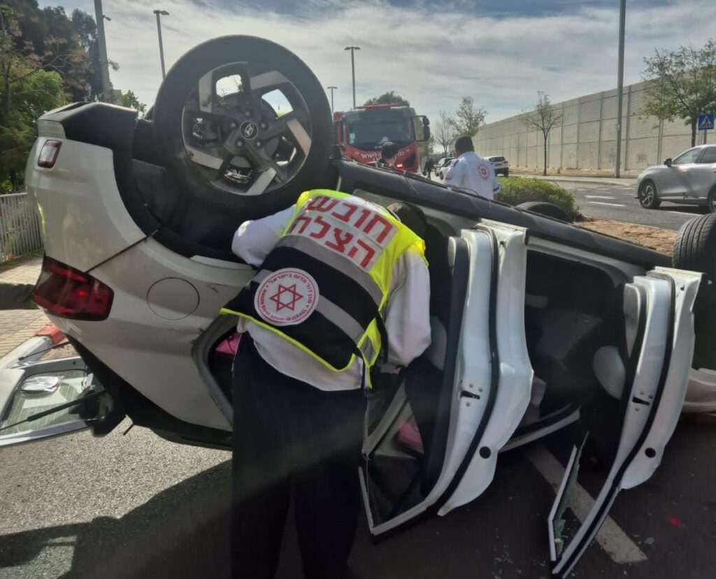 מתנדבי הצלה מעניקים טיפול רפואי בזירת תאונת דרכים