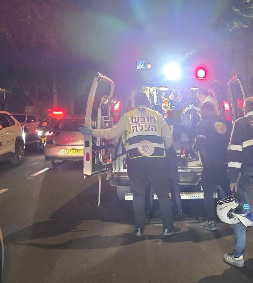 מתנדבי הצלה מעניקים טיפול רפואי בפציעה קשה