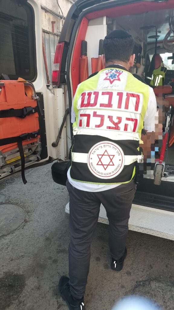 מתנדבי הצלה מעניקים טיפול רפואי בפציעה קשה