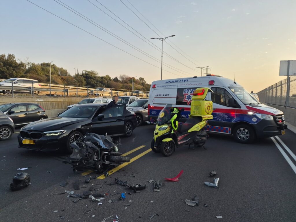 מתנדבי הצלה מעניקים טיפול רפואי בזירת תאונת דרכים