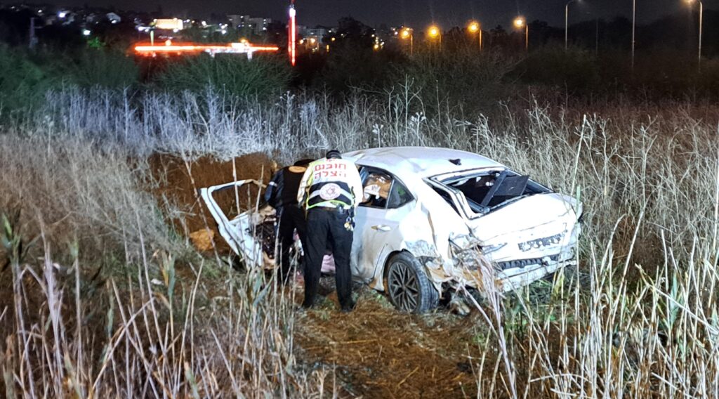 מתנדבי הצלה מעניקים טיפול רפואי בזירת תאונת דרכים