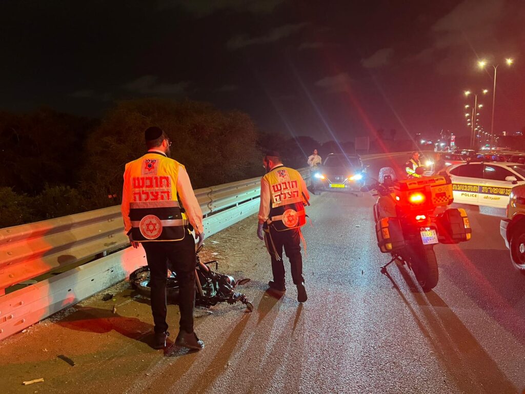 מתנדבי הצלה מעניקים טיפול רפואי בזירת תאונת דרכים