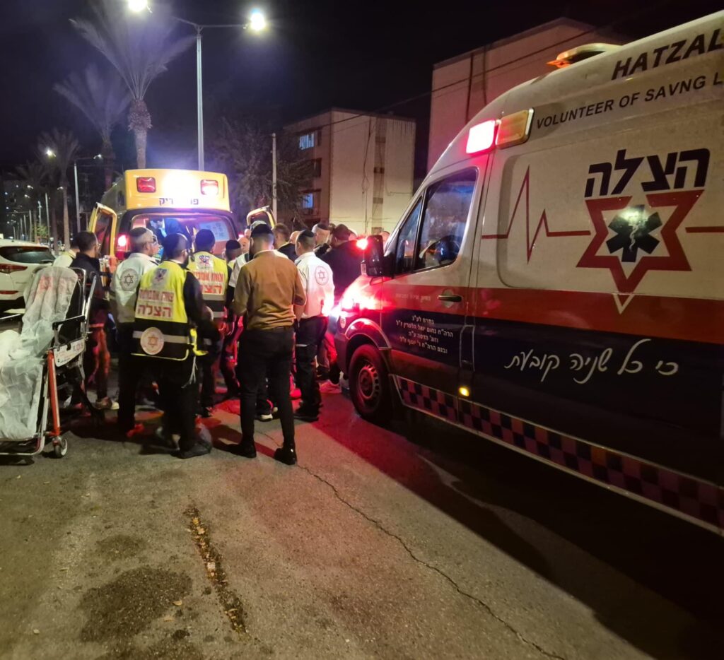 מתנדבי הצלה מעניקים טיפול רפואי בזירת תאונת דרכים